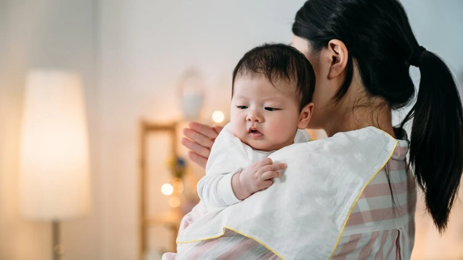 Panduan Praktis Cara Menyendawakan Bayi dengan Benar dan Aman